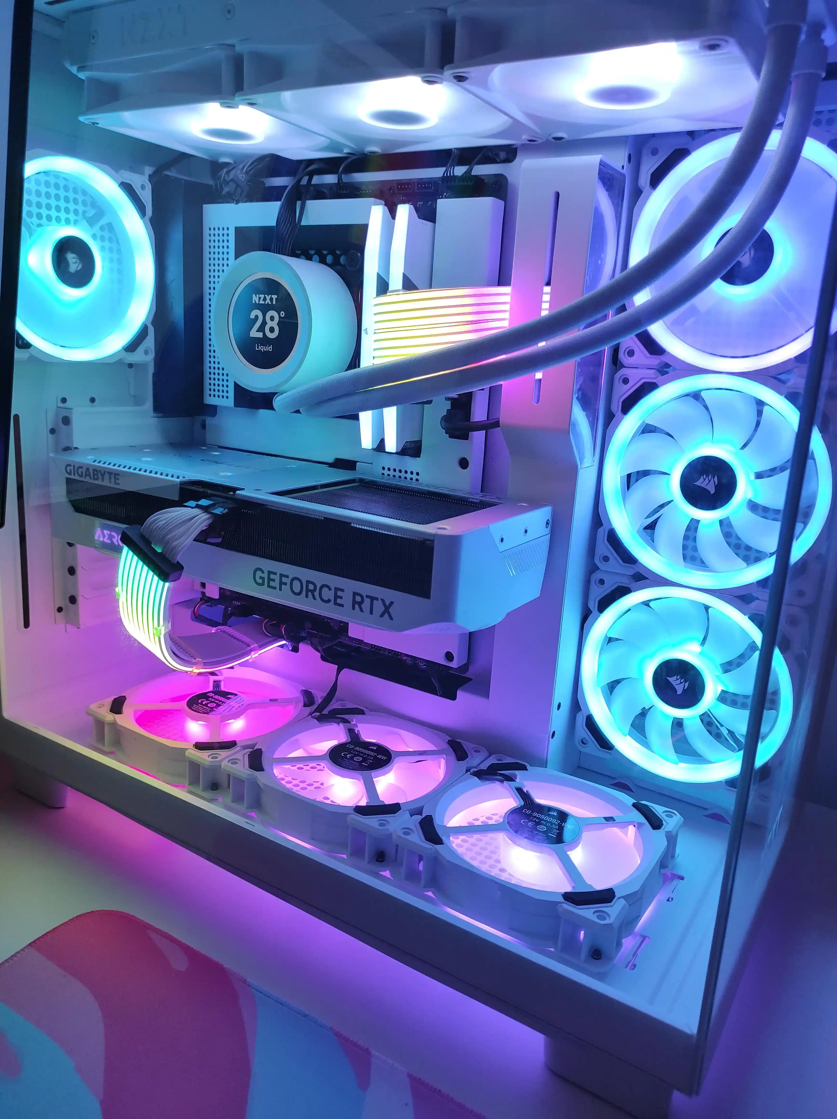 PC de jeu assemblé avec des cartes graphiques puissantes